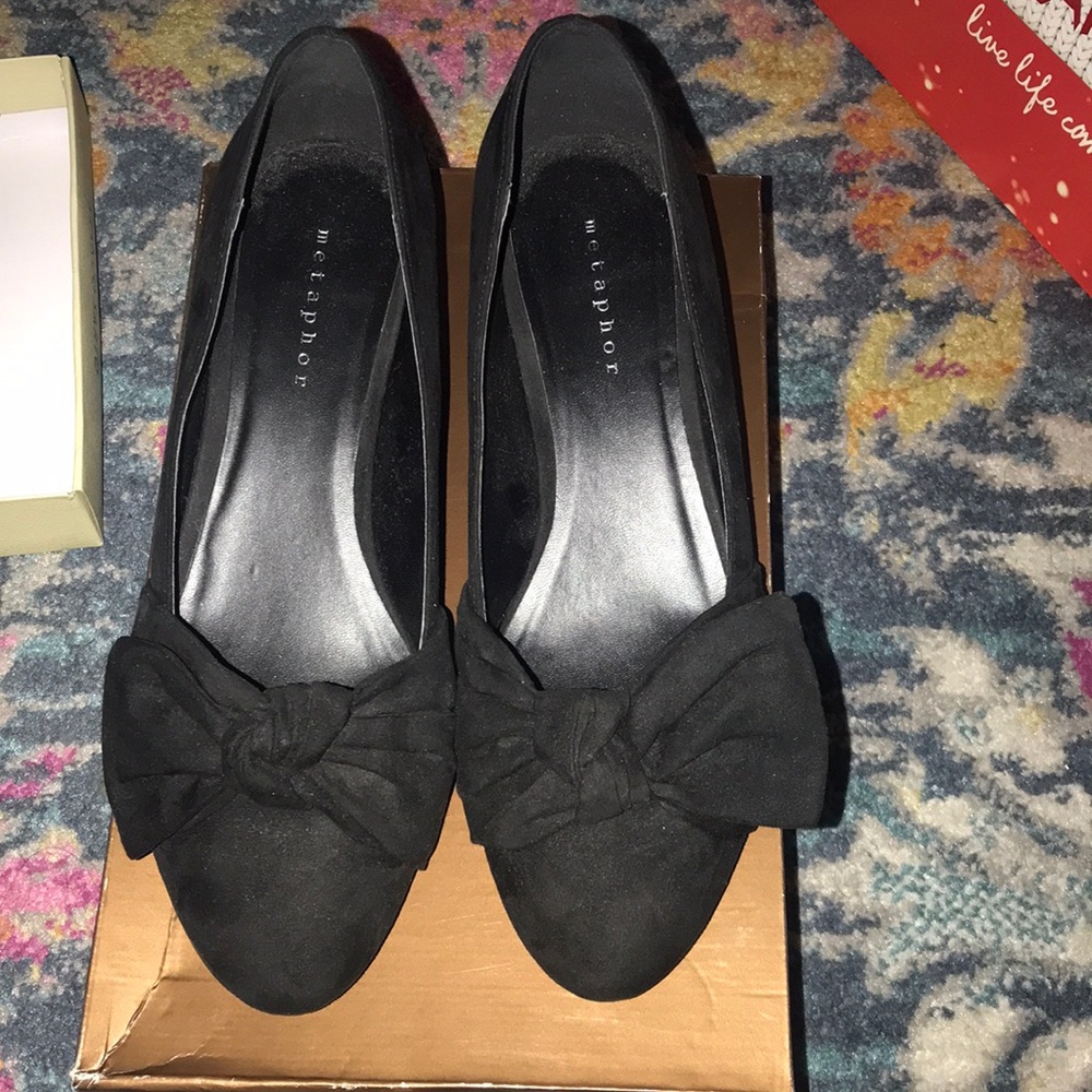 New black short heel shoes with side bow